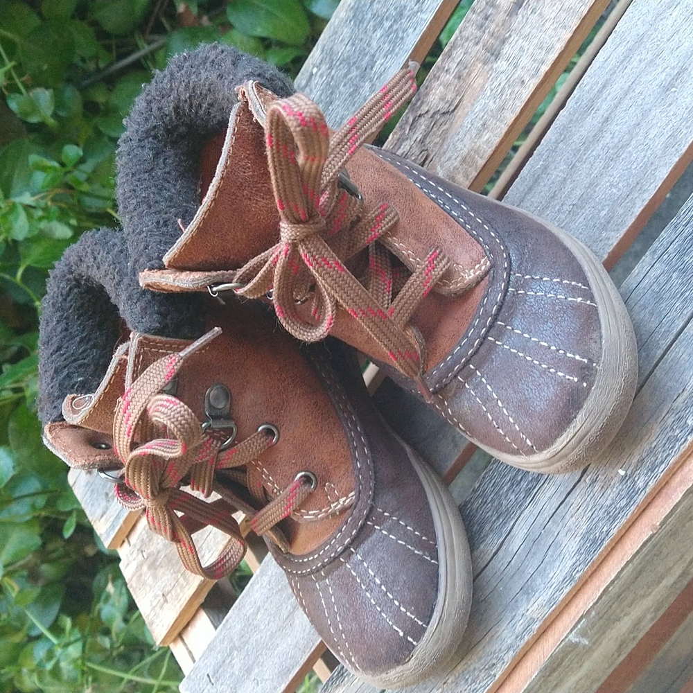 SIZE8: OLD NAVY KIDS BOOTS